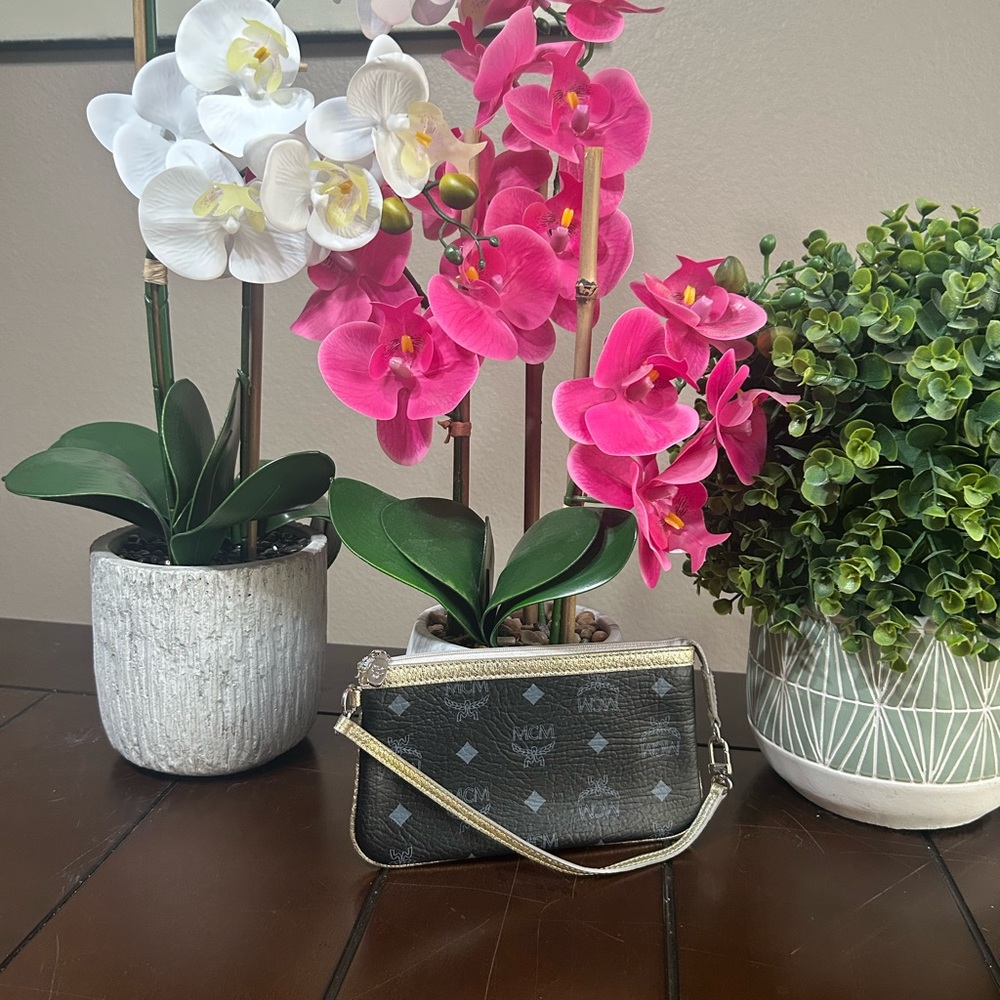 MCM Black and Silver Clutch - Picture 3 of 9